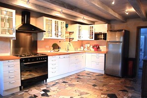 Fridge, microwave, oven, stovetop - Charming Small Farmhouse 600 M FROM THE BEACHES  (Cancale)