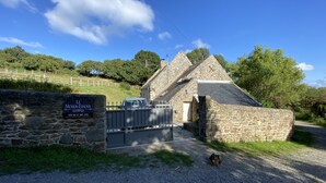 A stone building with a sign reading "Le Moulin Esnoux" and a gated entrance. - Charming Small Farmhouse 600 M FROM THE BEACHES  (Cancale)