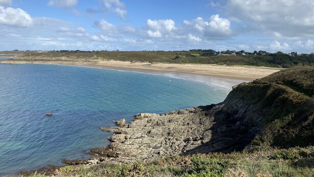 A coastal landscape with a rocky shoreline, a sandy beach, and a clear blue sky with scattered clouds. - Charming Small Farmhouse 600 M FROM THE BEACHES  (Cancale)