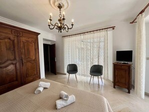 6 bedrooms, iron/ironing board, WiFi, bed sheets