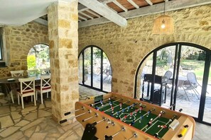 Game room - Magnificent mansion, swimming pool and park (Cornillon)
