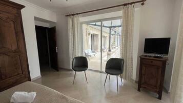 6 bedrooms, iron/ironing board, WiFi, bed sheets