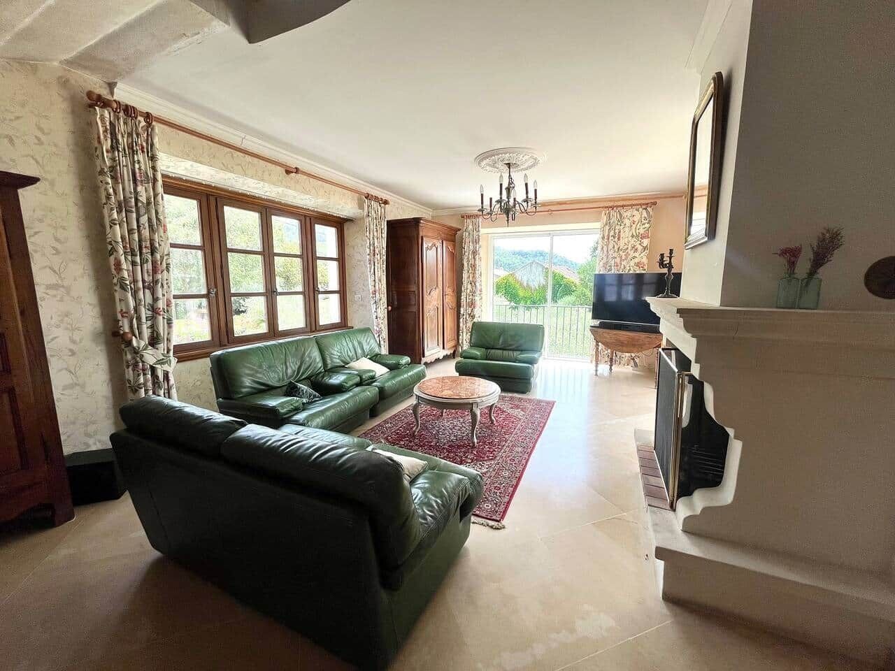 TV, fireplace