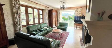 TV, fireplace