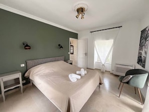 6 bedrooms, iron/ironing board, WiFi, bed sheets