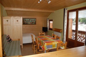 1 bedroom, iron/ironing board, bed sheets - 1st floor apartment in Savoyard chalet in Morzine. (Morzine)