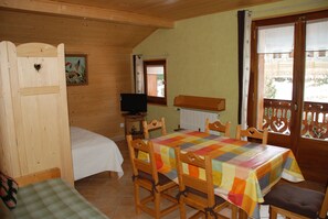 1 chambre, fer et planche à repasser, draps fournis