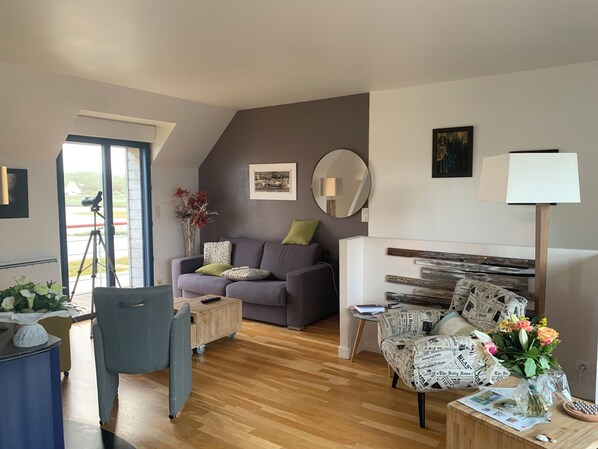 テレビ、暖炉、DVD プレーヤー