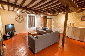 Televisión, consola de videojuegos, reproductor de DVD y tenis de mesa