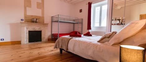 3 bedrooms, iron/ironing board, free WiFi
