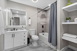 Ensemble douche/baignoire, sèche-cheveux, serviettes fournies, savon