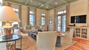 تلفزيون ذكي، ألعاب فيديو، مشغل دي في دي