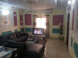 Una televisión, una chimenea, una biblioteca de música