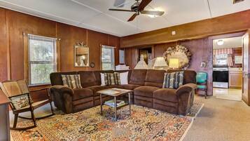 Een smart-tv, een dvd-speler, boeken en een stereo