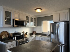 冷蔵庫、電子レンジ、オーブン、コンロ