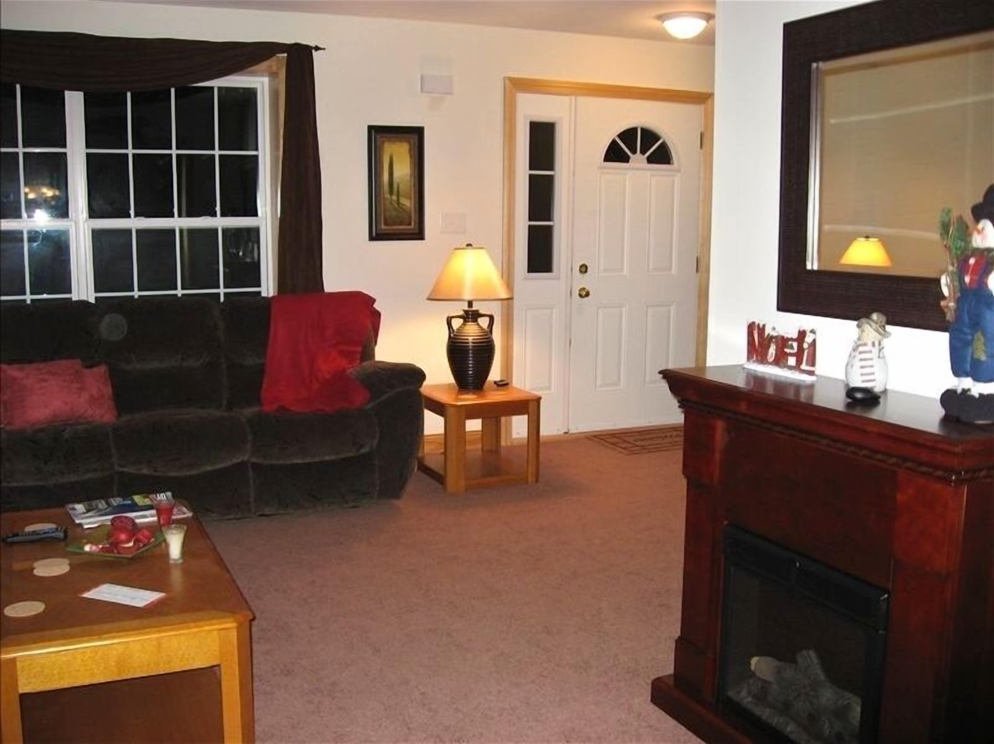 Fernseher, Kamin, DVD-Player, Bücher