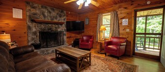New River Gorge Cabin, hot tub and fireplace at the best area prices