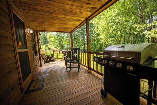 Terrace/patio - Mountaineer Cabin 2 - Hot Tub & Fireplace close to New River Gorge National Park (Hico)