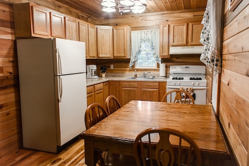 New River Gorge Cabin, hot tub and fireplace at the best area prices