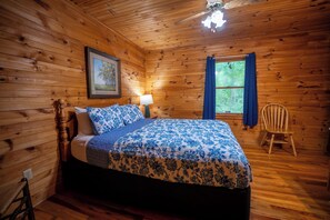 2 bedrooms, iron/ironing board, free WiFi, bed sheets - Mountaineer Cabin 2 - Hot Tub & Fireplace close to New River Gorge National Park (Hico)