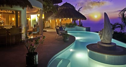 LUJO 8750 SQ FT VILLA 5 DORMITORIOS 7 BAÑO CON UBICACIÓN PREMIER A LA PLAYA Y AL PUEBLO