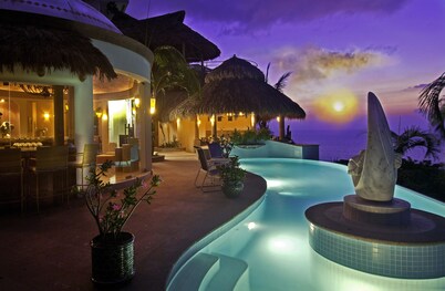 LUXURY 8750 SQ FT VILLA 5 BEDROOM 7 BATH WITH PREMIER LOCATION TO BEACH AND TOWN