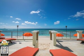 Plage, chaises longues, serviettes de plage