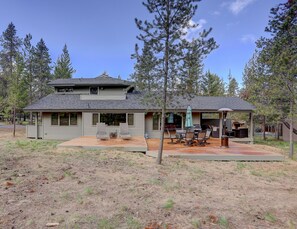 Exterior - 16 Yellow Pine - Gorgeous Golf Course, Covered Outdoor Living, Hot Tub, 3 King bedrooms, Bocce (Bend)