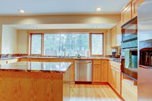 Fridge, microwave, oven, stovetop - 16 Yellow Pine - Gorgeous Golf Course, Covered Outdoor Living, Hot Tub, 3 King bedrooms, Bocce (Bend)