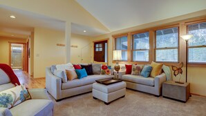 A spacious living room with two sofas, a coffee table, and a lamp. - 16 Yellow Pine - Gorgeous Golf Course, Covered Outdoor Living, Hot Tub, 3 King bedrooms, Bocce (Bend)