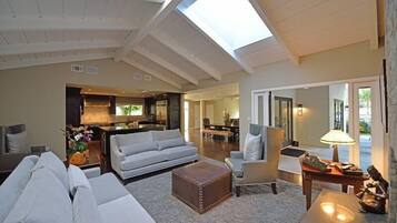 Smart TV, fireplace, DVD player, stereo