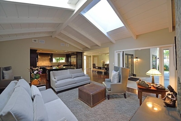 Smart-TV, Kamin, DVD-Player, Stereoanlage