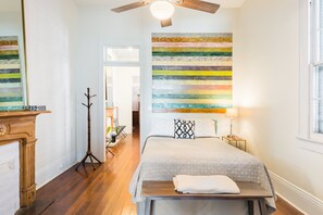 2 bedrooms, iron/ironing board, travel crib, free WiFi - Wander through the French Quarter from a Treme Shotgun Home (New Orleans)