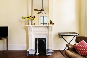 Smart TV, fireplace, books - Wander through the French Quarter from a Treme Shotgun Home (New Orleans)