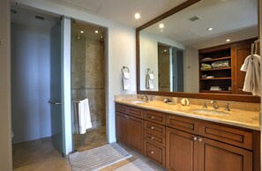 Bathtub, hair dryer, towels, shampoo - Amazing 2B apartment in Alegranza Luxury Condo, San José del Cabo. (Campo de Golf Fonatur)
