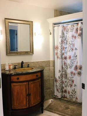 Secador de cabelo, toalhas de banho