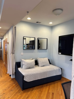 3 habitaciones, escritorio, tabla de planchar con plancha y wifi gratis