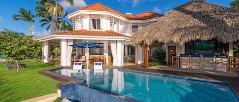 Outdoor pool, an infinity pool