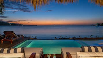 Een buitenzwembad en een infinitypool