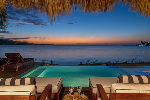 Schöne Villa am Strand in einer Gated Community, privater Pool / Bar, voll besetzt