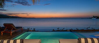 Beautiful Beachfront Villa i et inngjerdet fellesskap, privat basseng / bar, fullt bemannet