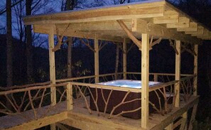 Outdoor spa tub - The Sounds of Nature!  Wildlife and Mtn. views are all you will see and hear (Marion)