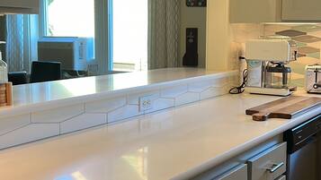 Kylskåp, mikrovågsugn, ugn och spishäll