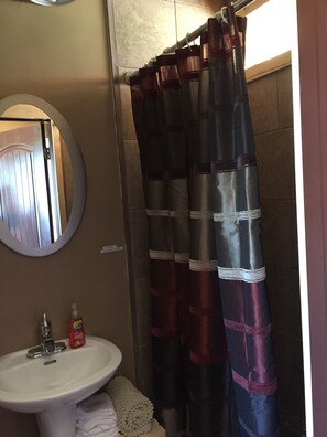Shower, hair dryer, towels - Cozy "tiny home" Cabin with amazing views (Mountain View)