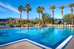 Piscina all'aperto, una piscina riscaldata
