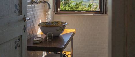 Arco | Baño | Regadera, amenidades de baño gratuitas, secadora de cabello, batas