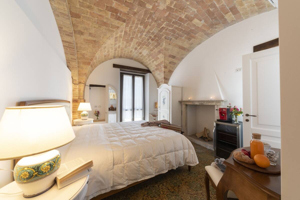 Piazza | In-room safe, individually decorated, individually furnished, desk
