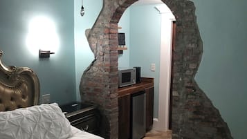 デラックス ルーム キングベッド 1 台 禁煙 | 客室ごとに異なる装飾、客室ごとに異なるインテリア、WiFi (無料)、ベッドシーツ
