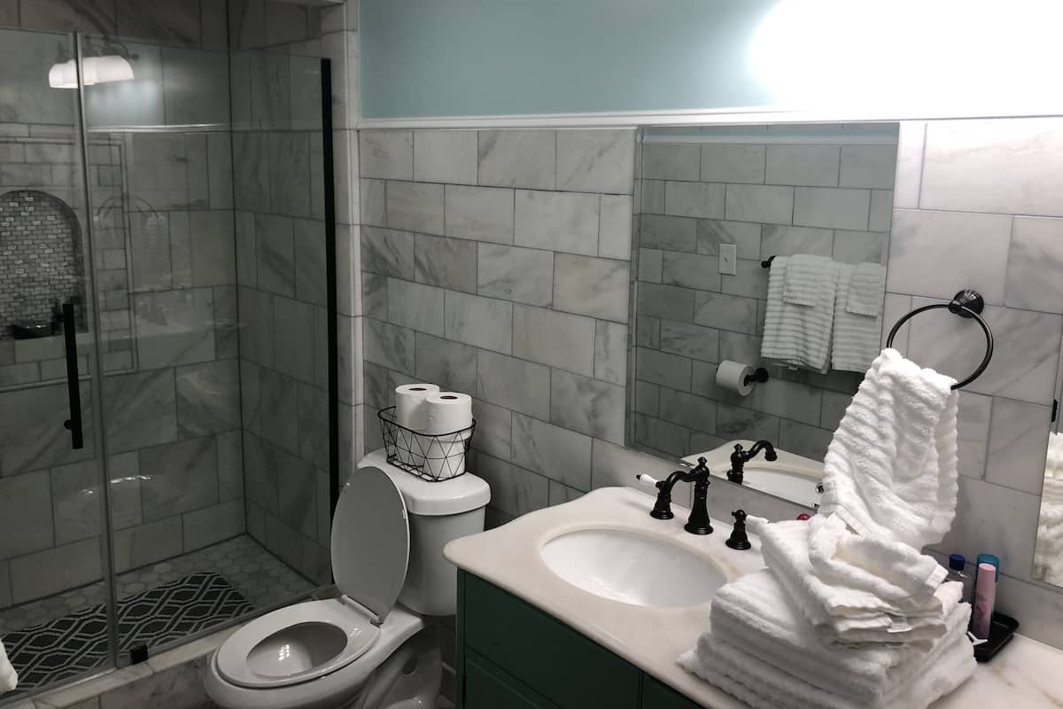 Ensemble douche/baignoire, serviettes fournies