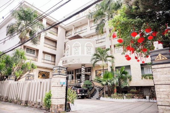 Front of property - Ha Trinh Hotel (Bien Hoa)